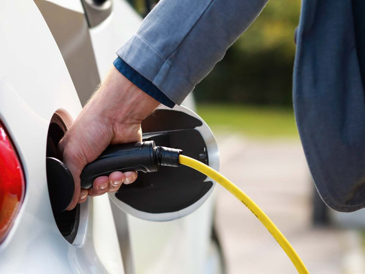 E-Auto wird aufgeladen