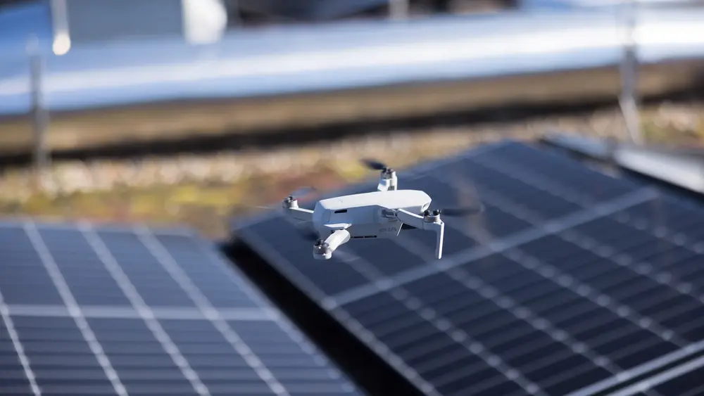 Drohne über einem Dach