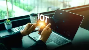 Frau vor dem Laptop mit dem Schriftzug IOT