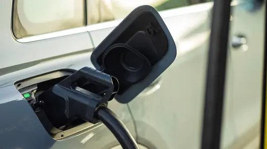 Ein Elektrofahrzeug ist an einer Ladestation angeschlossen und wird geladen – ein Beispiel für moderne E-Mobilität.