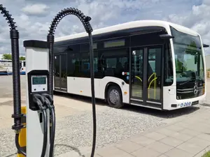 Ein Elektrobus der KVG Lippe steht an einer Ladestation auf dem Betriebshof.