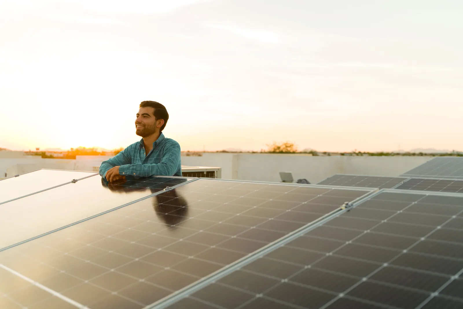 Ein Mann steht in einer PV-Freiflächenanlage