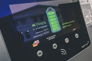 Display einer Ladestation zeigt Ladezustand und Leistungsdaten an.