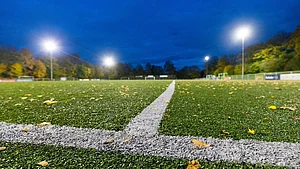 Fußballplatz perfekt ausgeleuchtet
