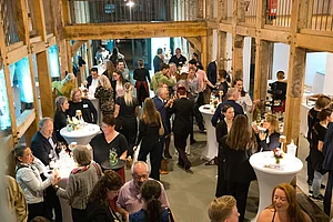 Erfolgreicher Austausch Gäste tauschen sich in einem Saal nach der Preisverleihung des WW Kulturpreises 2026 und kommen bei einem Empfang ins Gespräch.
