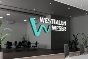 Westfalen Weser Logo auf einer großen Glas-Scheibe in einem Büro.