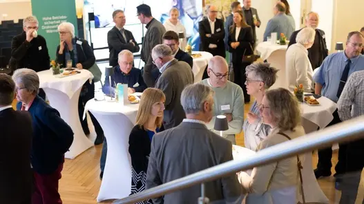 Westfalen Weser Forum Saal Man sieht einen Saal beim Westfalen Weser Forum in dem sich mehrere Menschen unterhalten.