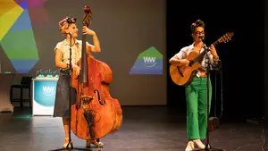 Zwei Frauen auf der Bühne mit Streichinstrument und Gitarre