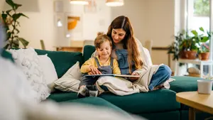 Mutter und Sohn sitzen auf dem Sofa