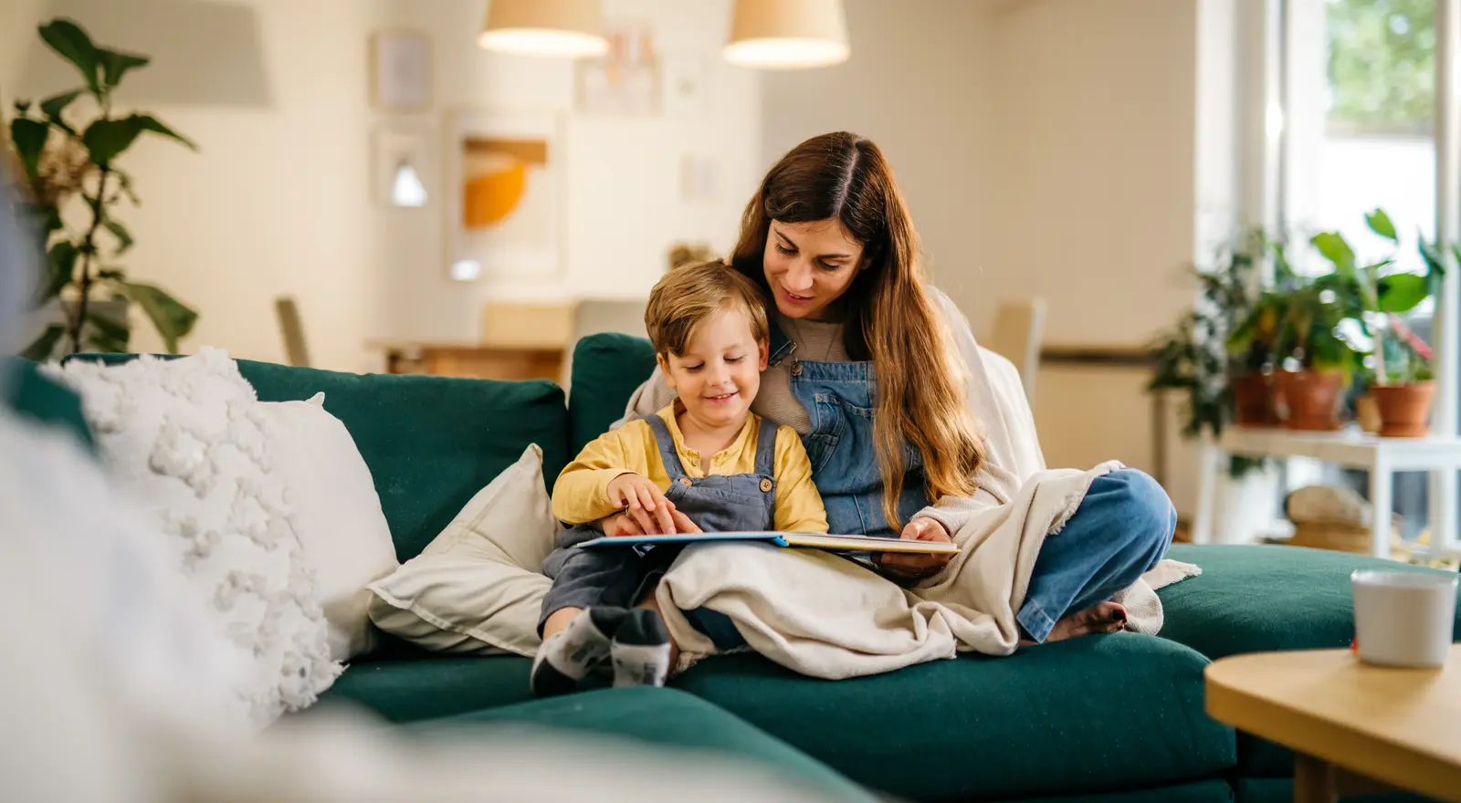 Mutter und Kind auf dem Sofa
