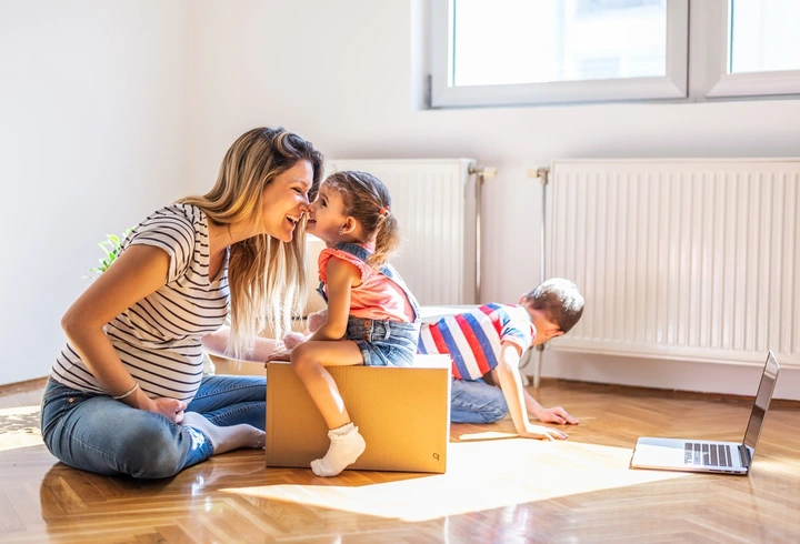 Familie vor einem Heizkörper