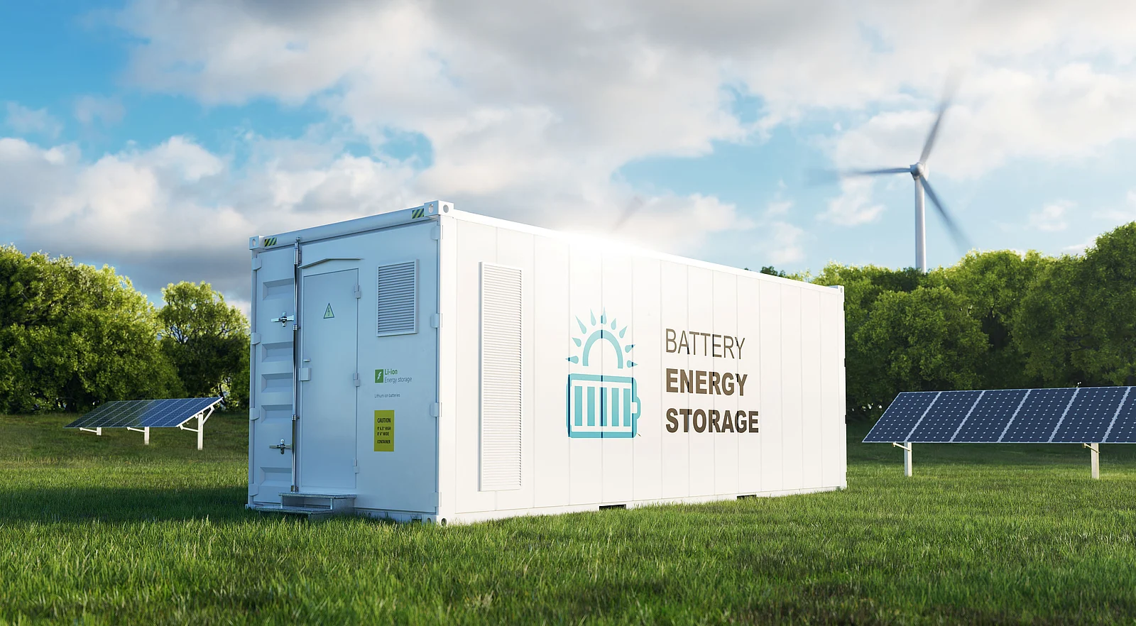Innovative Batteriegroßspeicher Ein weißer Batteriegroßspeicher mit steht vor Solarpaneelen und einem Windrad auf einer Wiese.