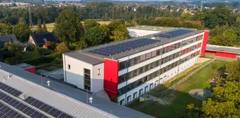 Das Erich-Gutenberg-Berufskolleg in Bünde hat Photovoltaik-Anlagen auf den Dächern.