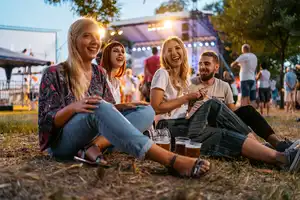 Menschen genießen ein Musikfestival im Freien – idealer Einsatzort für mobile Netzersatzanlagen.