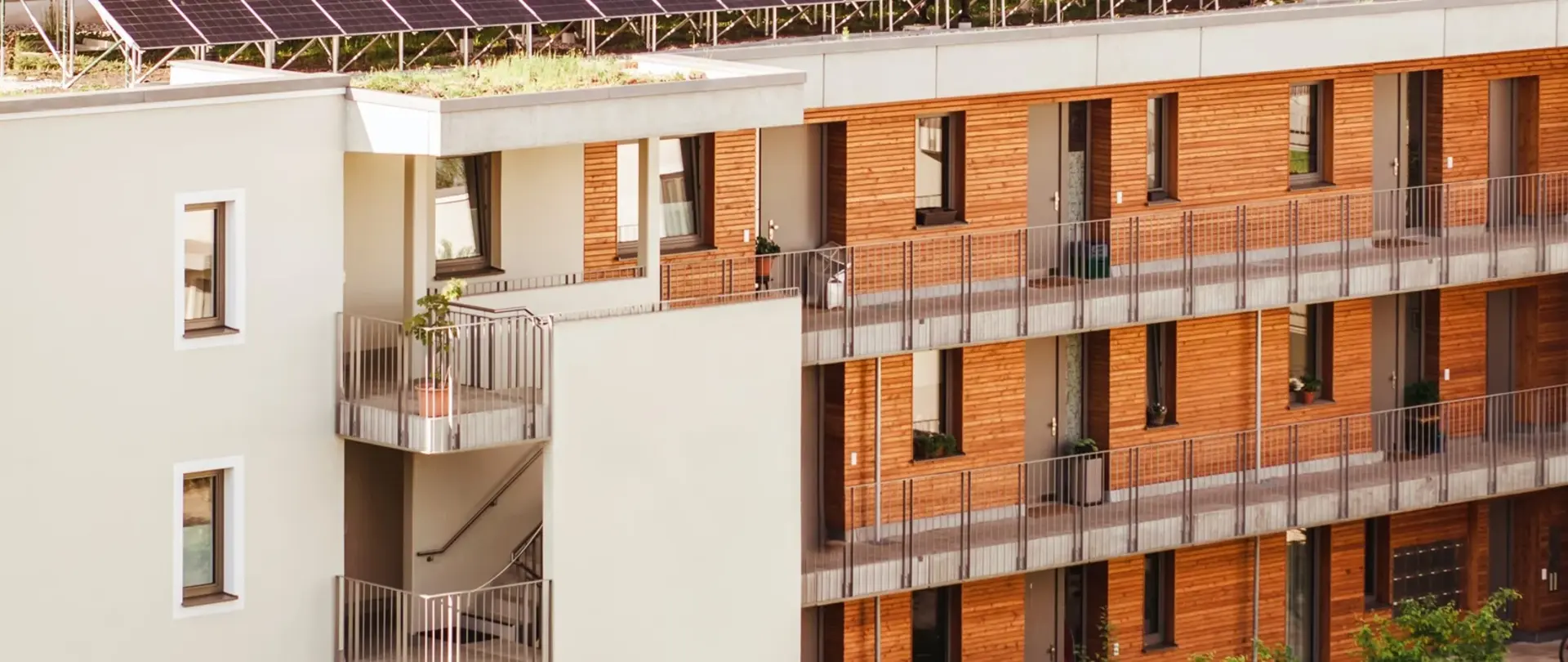 Mehrfamilienhaus mit PV-Dach.