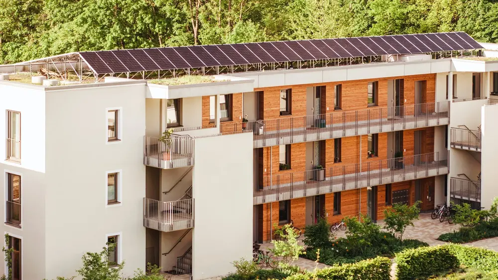 Mehrfamilienhaus mit PV-Dach.