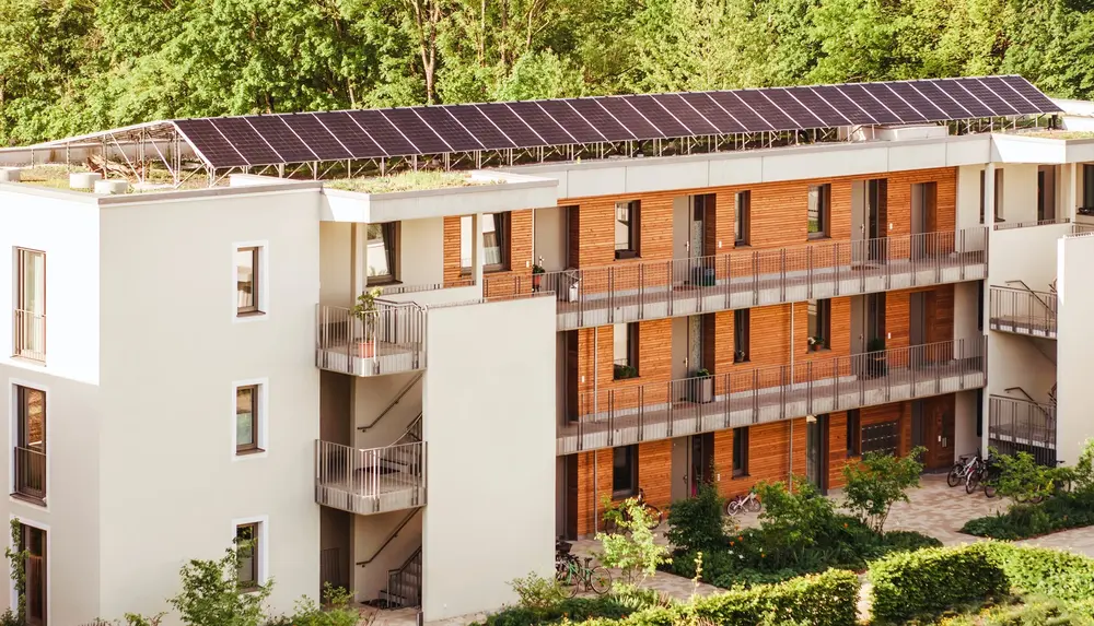 Mehrfamilienhaus mit PV-Dach.