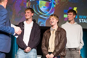 Mitglieder der Band Motion sprechen auf der Bühne mit dem Moderator Ingo Börchers über ihr Kulturprojekt.