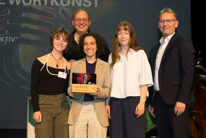 Westfalen Weser KulturStarter Preisverleihung: Die Siegerinnen des Preises stehen zusammen mit der Geschäftsführung auf der Bühne und halten den Preis in den Händen.
