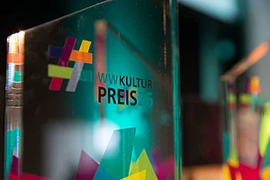 Hauptpreis vom WWKulturpreis26 Nahaufnahme des gläsernden Hauptpreises des WWKulturpreis26 mit Veranstaltungslogo.