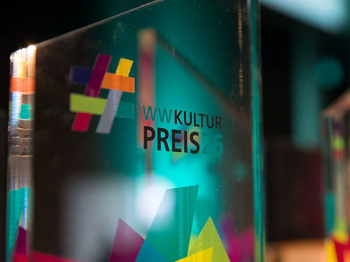 Hauptpreis vom WWKulturpreis26 Nahaufnahme des gläsernden Hauptpreises des WWKulturpreis26 mit Veranstaltungslogo.