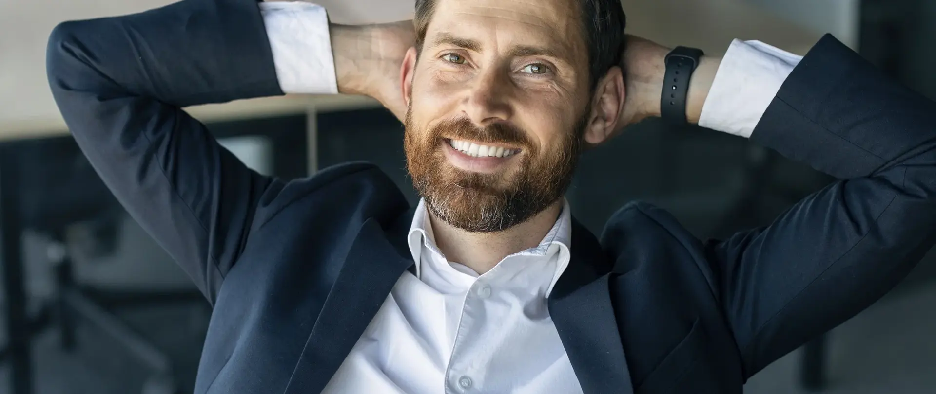 Business Mann sitzt im Stuhl mit verschränkten Armen