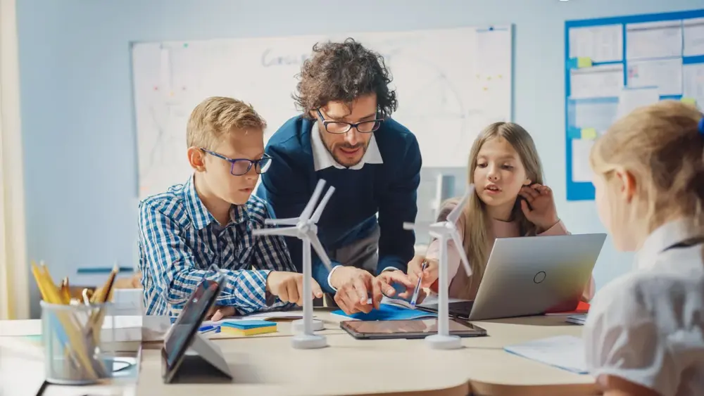 Lehrer und Kinder bauen ein Windradmodell