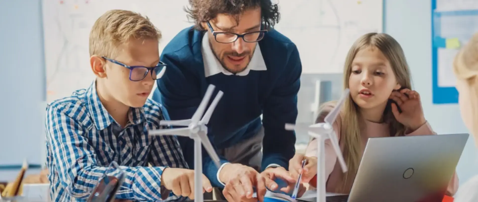 Lehrer und Kinder bauen ein Windradmodell