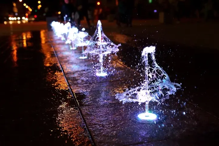 Beleuchteter Wasserbrunnen