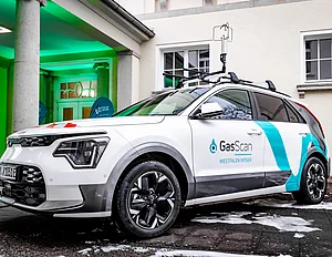 GasScan Fahrzeug GasScan Messfahrzeug vor einem Gebäude geparkt