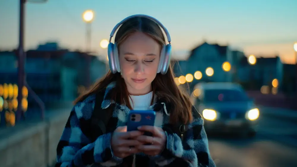 Mädchen schaut aufs Handy