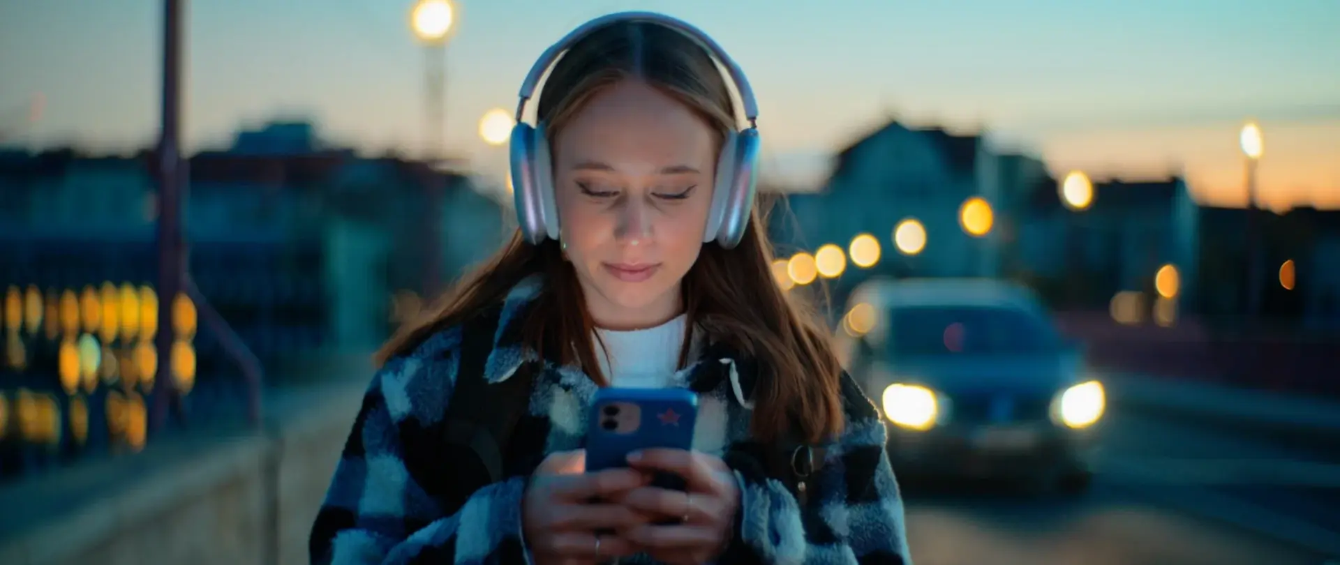 Mädchen schaut aufs Handy