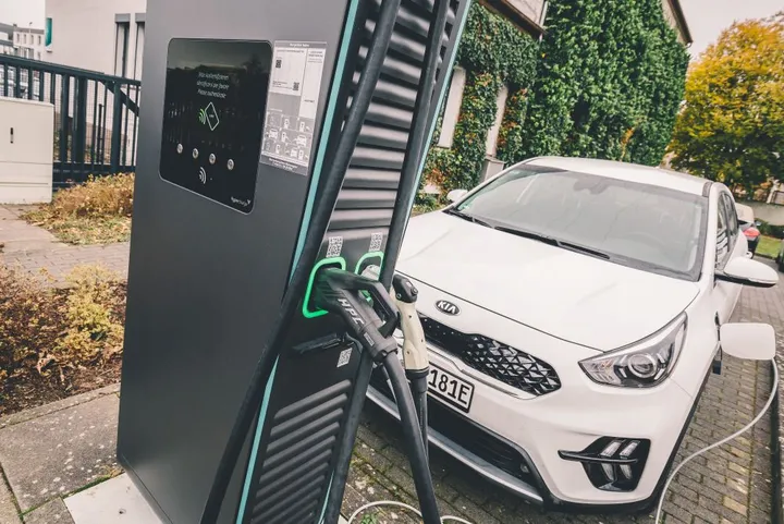 Schnellladesäule lädt Elektroauto