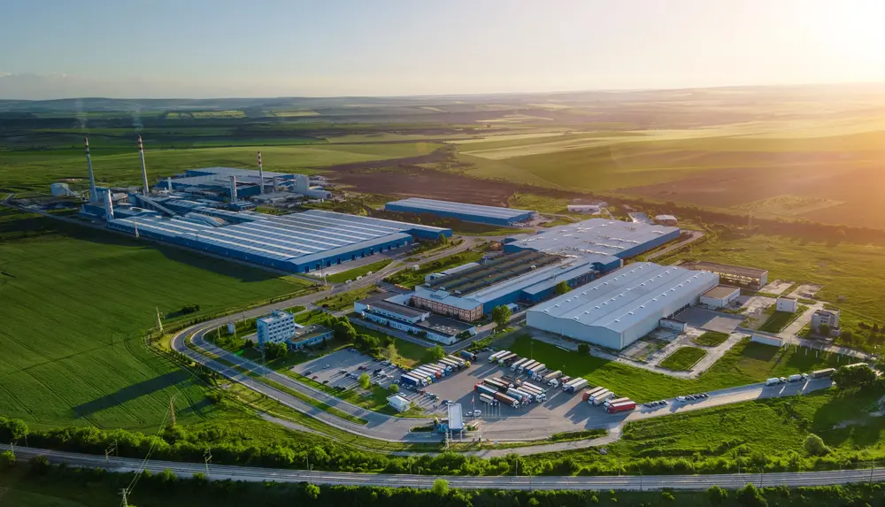Ein großer Industriebetrieb mit Fabrikhallen wird zuverlässig von energietechnischen Anlagen versorgt.