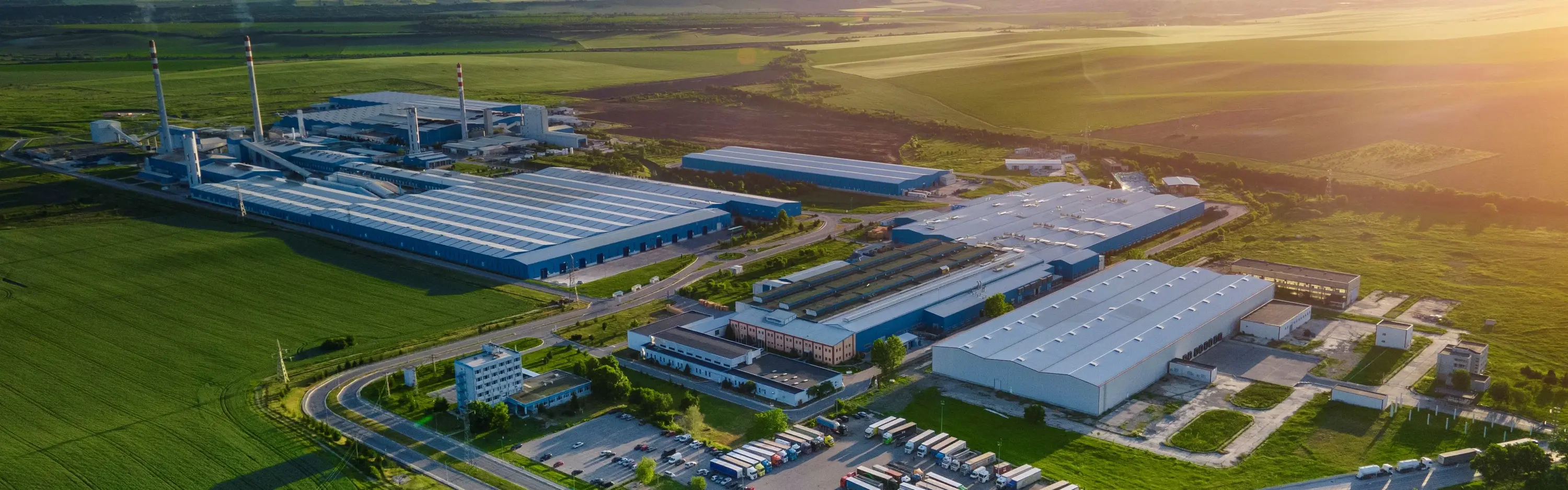 Ein großer Industriebetrieb mit Fabrikhallen wird zuverlässig von energietechnischen Anlagen versorgt.