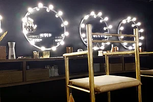 Westfalen Weser Kulturpreis Backstage Man sieht mehrere beleuchtete Spiegel und einen Hocker im backstage Bereich eines Theaters oder ähnliches