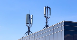 Dach mit Mobilfunkantellen