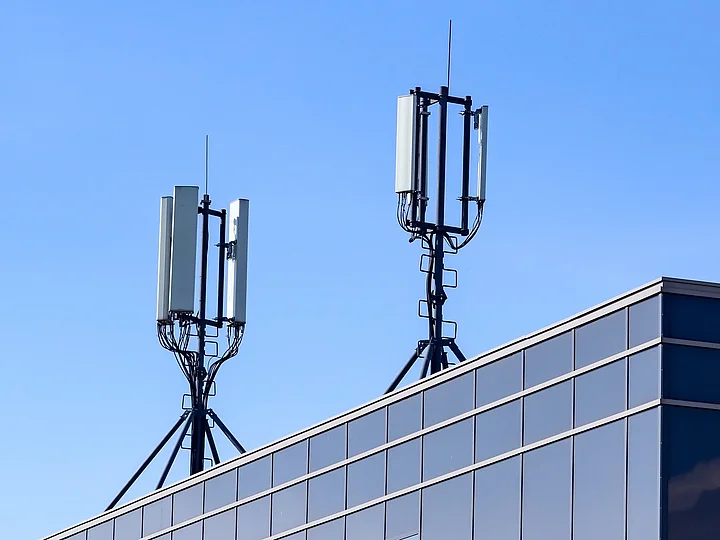 Gebäude mit Mobilfunkanlagen auf dem Dach.