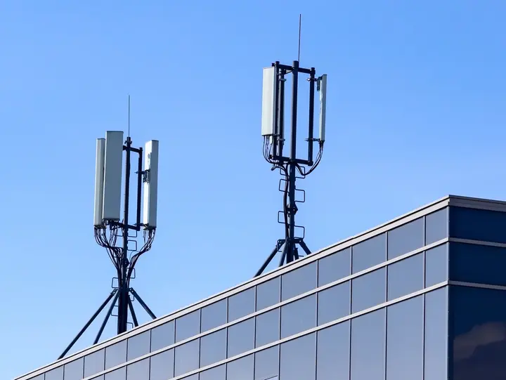 Gebäude mit Mobilfunkanlagen auf dem Dach.