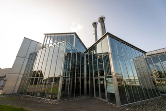 Das HKW in Minden. Ein modernen Gebäude. Viele Fenster