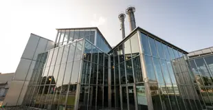 Das HKW in Minden. Ein modernen Gebäude. Viele Fenster