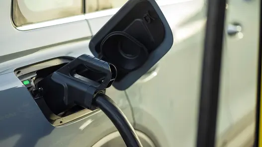 Ein Elektrofahrzeug ist an einer Ladestation angeschlossen und wird geladen – ein Beispiel für moderne E-Mobilität.