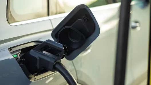 Ein Elektrofahrzeug ist an einer Ladestation angeschlossen und wird geladen – ein Beispiel für moderne E-Mobilität.
