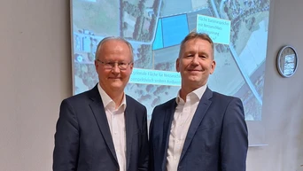 Hubertus Grimm, Bürgermeister der Stadt Beverungen und Jürgen Noch, Geschäftsführer der Westfalen Weser Energie GmbH & Co. KG
