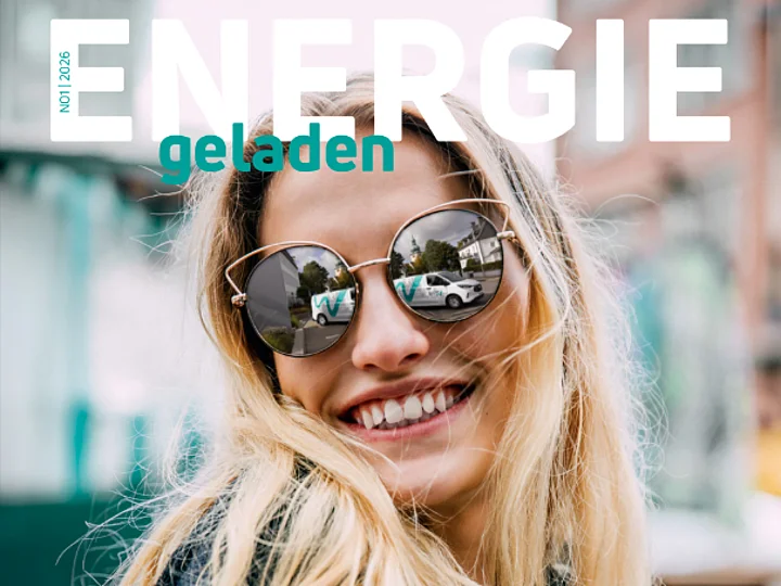 Vierte Ausgabe des Kundenmagazins ENERGIEgeladen Der Titel der vierten Ausgabe von ENERGIEgeladen zeigt eine lächelnde Frau in einer städtischen Umgebung, in dessen Sonnenbrille sich ein Fahrzeug von Westfalen Weser spiegelt.