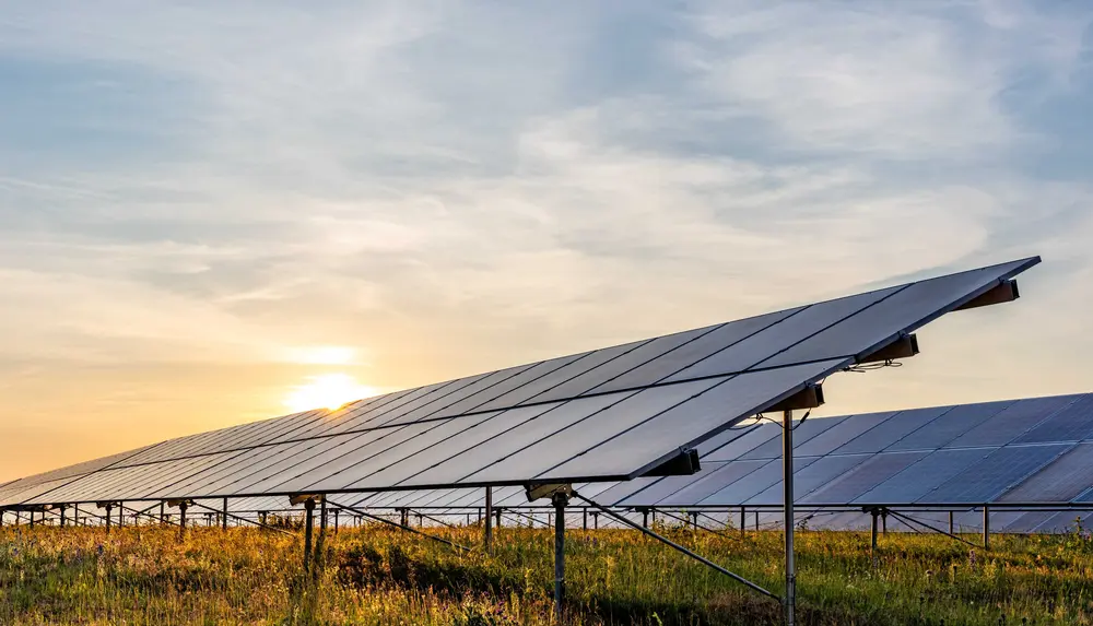 Eine Photovoltaik-Freiflächenanlage befindet sich auf einem Feld.