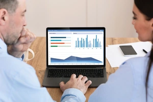 Zwei Personen schauen auf einen IOT Monitor