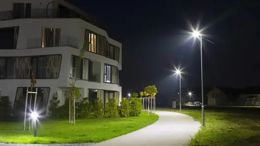Gehwegbeleuchtung an einem Mehrfamilienhaus