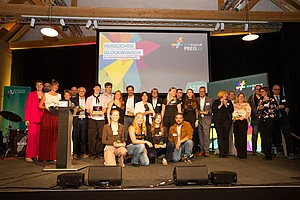 Preisträgerinnen und Preisträger 2026 Gruppenfoto der ausgezeichneten Preisträgerinnen und Preisträger des WW Kulturpreises 2026 auf der Bühne.
