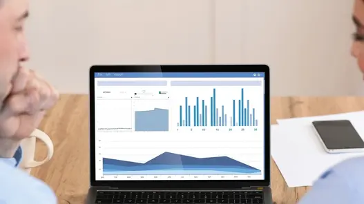 Mann und Frau schauen auf einen Laptop